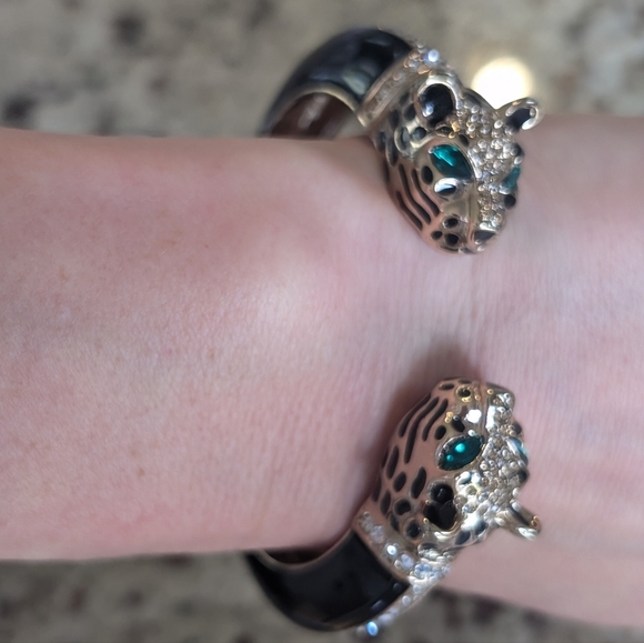Betsey Johnson Leopard Hinged Bracelet - Picture 7 of 10